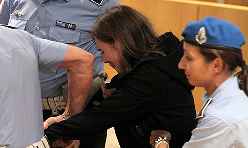 Американка Аманда Нокс, осужденная в Италии за убийство британской студентки Мередит Керчер, признана апелляционным судом невиновной. Она была освобождена в зале суда и готовится отправиться домой, сообщает BBC.