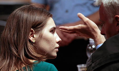 Аманда Нокс была приговорена к 26 годам тюремного заключения за убийство Мередит Керчер. Она освобождена в зале суда и готовится отправиться домой, сообщает BBC.