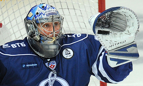 Вратарь "Динамо" Алексей Волков в матче чемпионата КХЛ: "Динамо" (Москва) - "Спартак" (Москва).