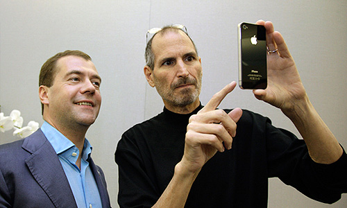 23 июня 2010г. Стив Джобс показывает iPhone 4 президенту РФ Дмитрию Медведеву в Силиконовой долине.