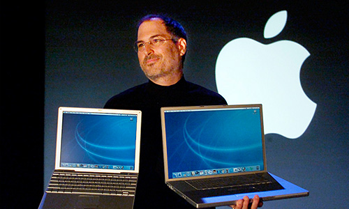 7 января 2007г. Стив Джобс на конференции Macworld сравнивает самый большой (17 inch Apple G4 Powerbook) и самый маленький (12 inch Apple G4 Powerbook) ноутбуки Apple.