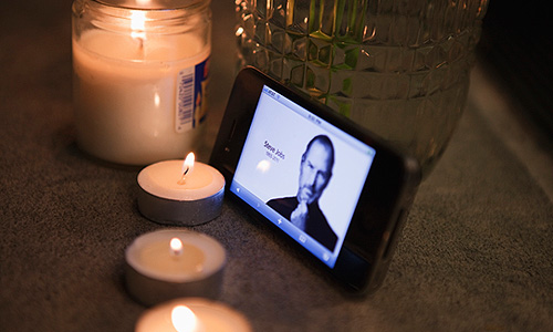 "Стив стоит в ряду величайших американских новаторов - достаточно смелый, чтобы мыслить не так, как все, достаточно решительный, чтобы верить в свои способности изменить мир, и достаточно одаренный, чтобы это сделать", - говорится в заявлении Барака Обамы.