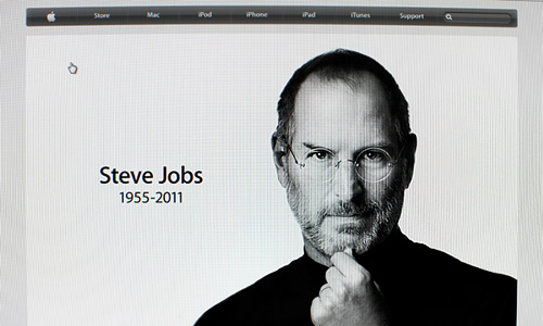 На главной странице сайта компании Apple висит черно-белый портрет Джобса. "Apple потеряла провидца и творческого гения, а мир - удивительного человека", - написано на сайте компании.