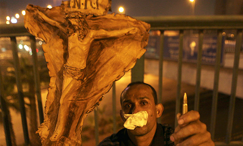 Копты жалуются на дискриминацию, в том числе они критикуют закон, согласно которому для строительства коптских церквей в Египте требуется разрешение президента. Кроме того, власти страны признают только переход верующих из христианства в ислам, но не наоборот.