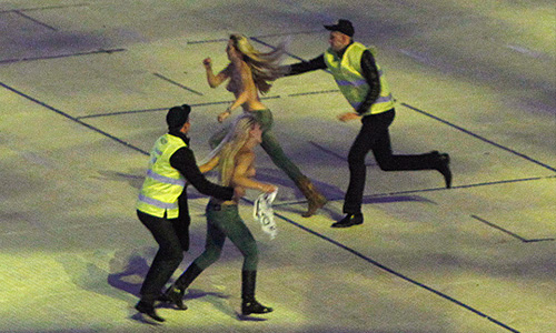 Активистки движения FEMEN прорвались на церемонию открытия национального спортивного комплекса "Олимпийский".