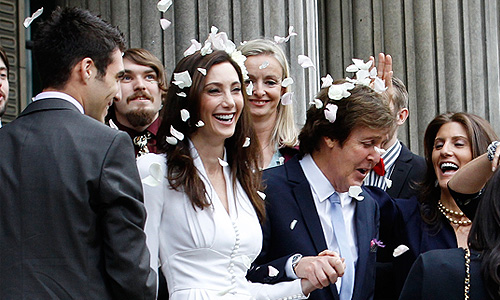 В лондонском Marylebone Town Hall поженились Пол Маккартни и его давняя подруга Нэнси Шевелл.