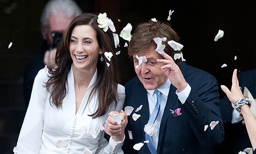 В лондонском Marylebone Town Hall поженились Пол Маккартни и его давняя подруга Нэнси Шевелл.