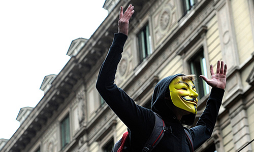 75-летний Берлускони заявил, что большинство членов парламента на его стороне. "Этому правительству нет никакой альтернативы. Более ранние выборы не решат имеющихся проблем. Политический кризис будет означать победу партии катастрофы и спекуляции".