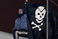 Молодые люди (справа), вывесившие на крейсере "Аврора" пиратский флаг "Веселый Роджер", на мачте корабля.