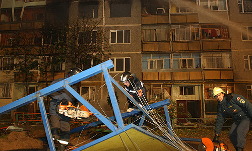 Тушение пожара в жилом пятиэтажном доме на Москворецкой улице, в котором произошел взрыв бытового газа. В результате взрыва погибли люди.