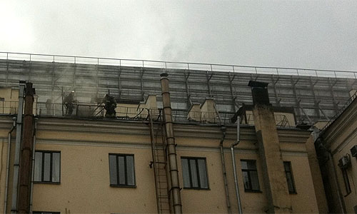 "Возгорание на кровле здания, расположенного на 1-й Тверской-Ямской улице дом 2, ликвидировано в 13:22. Его площадь составила 5 квадратных метров", - сказали в пресс-службе. Там уточнили, что в здании горела деревянная обрешетка кровли. Жертв и пострадавших нет.