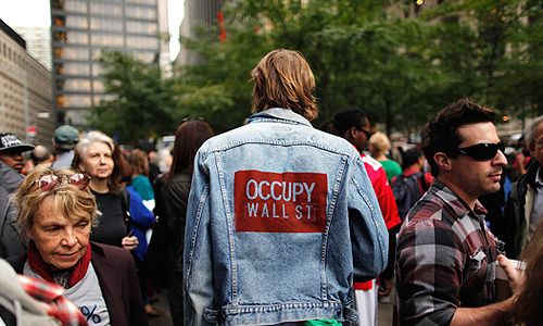 Полиция приказала демонстрантам покинуть парк Zuccotti, чтобы в нем можно было провести уборку, необходимую из-за продолжительного пребывания здесь палаточного городка и связанной с этим антисанитарии. Однако демонстранты не собираются выполнять требование полиции, поскольку считают его отговоркой для разгона акции протеста.