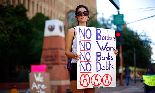 Акция "Захвати Уолл-стрит" в Нью-Йорке продолжается, несмотря на требования полиции. Манифестанты протестуют против коррупции в стране, засилья финансовых институтов, высокого уровня безработицы и, самое главное, социального неравенства.