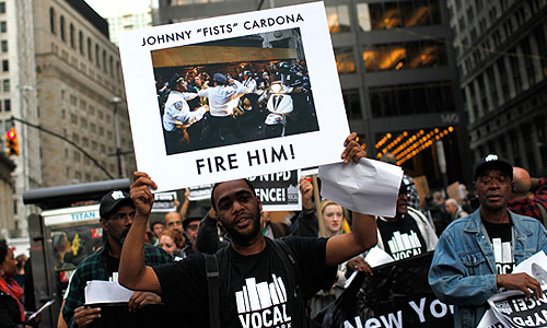 Акция "Захвати Уолл-стрит" в Нью-Йорке продолжается, несмотря на требования полиции. Манифестанты протестуют против коррупции в стране, засилья финансовых институтов, высокого уровня безработицы и, самое главное, социального неравенства.