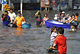 Днем 24 октября телекомпания CNN сообщила, что в зоне наводнения, накрывшего столицу Таиланда Бангкок, оказался один из аэропортов города "Донмуан". Телеканал цитирует слова губернатора столичного округа Сукхумбхана Парибаты, который сообщил на пресс-конференции, что к наступлению воды начали готовиться жители еще пяти районов города.