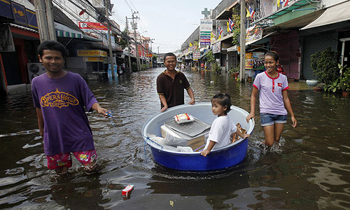 Днем 24 октября телекомпания CNN сообщила, что в зоне наводнения, накрывшего столицу Таиланда Бангкок, оказался один из аэропортов города "Донмуан". Телеканал цитирует слова губернатора столичного округа Сукхумбхана Парибаты, который сообщил на пресс-конференции, что к наступлению воды начали готовиться жители еще пяти районов города.