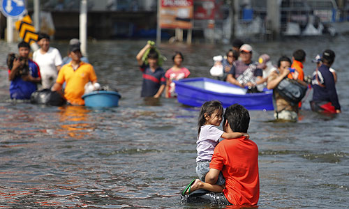 Днем 24 октября телекомпания CNN сообщила, что в зоне наводнения, накрывшего столицу Таиланда Бангкок, оказался один из аэропортов города "Донмуан". Телеканал цитирует слова губернатора столичного округа Сукхумбхана Парибаты, который сообщил на пресс-конференции, что к наступлению воды начали готовиться жители еще пяти районов города.