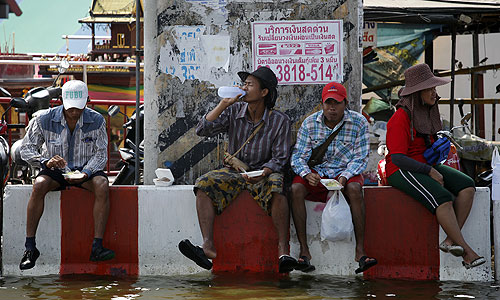 "МИД России рекомендует российским гражданам, намеревающимся посетить Таиланд, тщательно взвешивать целесообразность поездки в эту страну, а уже находящимся в Таиланде россиянам - избегать посещения оказавшихся в зоне наводнения районов, в том числе в столице, и проявлять осторожность при передвижениях по стране", - говорится в сообщении МИД РФ.