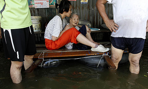 Телекомпания CNN сообщила, что в зоне наводнения, накрывшего столицу Таиланда Бангкок, оказался один из аэропортов города "Донмуан". Телеканал цитирует слова губернатора столичного округа Сукхумбхана Парибаты, который сообщил на пресс-конференции, что к наступлению воды начали готовиться жители еще пяти районов города.