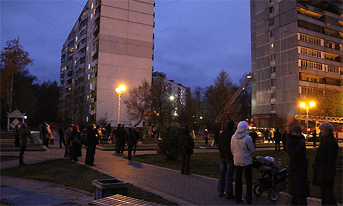 В 16:45 пожар в доме был локализован. В настоящее время проводятся работы по окончательной ликвидации и проливке этажей.