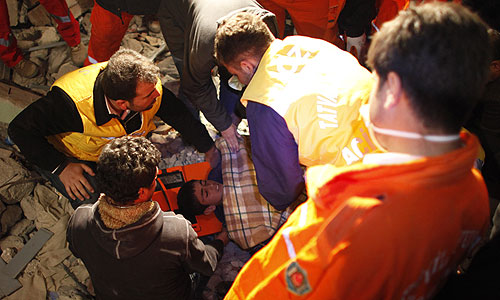 Мощное землетрясение магнитудой 7,2 случилось накануне в воскресенье с эпицентром вблизи города Ван. В ночь на понедельник в этом же районе были зафиксированы повторные подземные толчки магнитудой 6,0.