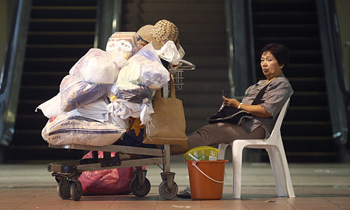 Все взлетно-посадочные полосы в аэропорту столицы Таиланда "Донмуан" из-за наводнения полностью ушли под воду, несмотря на все усилия властей сдержать ее наплыв, сообщает в среду японская вещательная корпорация NHK. Аэропорт, который используется в основном для внутренних и грузовых рейсов, расположен в наиболее пострадавшей от наводнения северной части Бангкока. Между тем, международный аэропорт "Суварнабхуми" пока продолжает работу в штатном режиме.