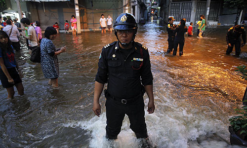 Власти столицы Таиланда Бангкока объявили эвакуацию и установили пять нерабочих дней, чтобы жители могли покинуть город, спасаясь от самого сильного за полвека наводнения. Автобусные станции и вокзалы, дороги, ведущие из города, забиты - тысячи людей спешат уехать.