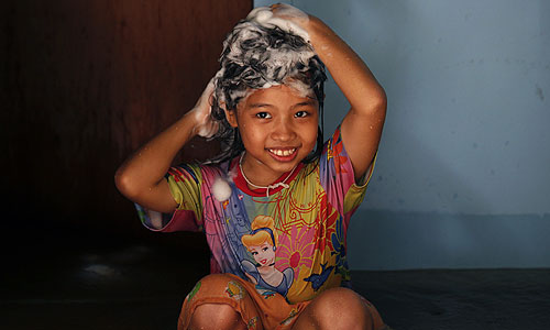 Власти столицы Таиланда Бангкока объявили эвакуацию и установили пять нерабочих дней, чтобы жители могли покинуть город, спасаясь от самого сильного за полвека наводнения. Автобусные станции и вокзалы, дороги, ведущие из города, забиты - тысячи людей спешат уехать.