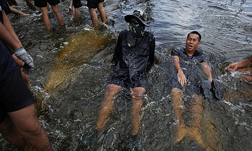 Пятидневные выходные в Бангкоке и 20 провинций, затронутых наводнением, продлятся с четверга по понедельник. Губернатор столицы Сукхумбхан Парибата объявил эвакуацию трех районов на севере города. "Впервые я использую слово "эвакуация", впервые я настойчиво прошу вас покинуть город", - заявил он. Жители ряда районов на севере города, которые затоплены на 90%, обязаны эвакуироваться немедленно.