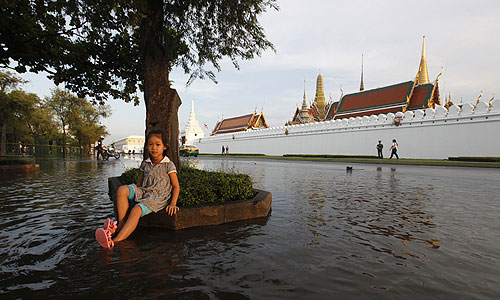 Пятидневные выходные в Бангкоке и 20 провинций, затронутых наводнением, продлятся с четверга по понедельник. Губернатор столицы Сукхумбхан Парибата объявил эвакуацию трех районов на севере города. "Впервые я использую слово "эвакуация", впервые я настойчиво прошу вас покинуть город", - заявил он. Жители ряда районов на севере города, которые затоплены на 90%, обязаны эвакуироваться немедленно.