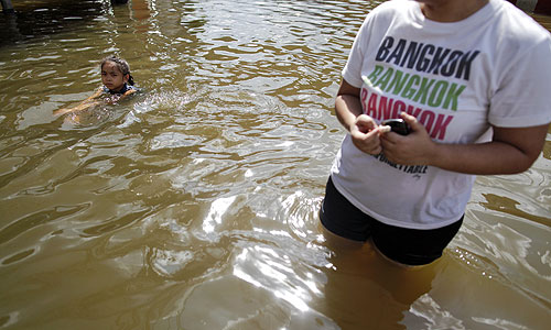 Вода может продержаться в городе от двух недель до месяца, но ситуация не станет столь же сложной, как в некоторых провинциях, где уровень воды достигает 2-3 метров. По прогнозам, некоторые районы столицы могут оказаться под водой на полтора метра.