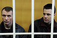 Александр Козевин и Леонид Панин (слева направо), обвиняемые по делу о беспорядках на Манежной площади в декабре 2010 года, в зале заседания Тверского суда.