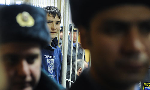 Кирилл Унчук (в центре), один из обвиняемых по делу о беспорядках на Манежной площади в декабре 2010 года, в зале заседания Тверского суда.