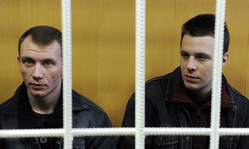 Александр Козевин и Леонид Панин (слева направо), обвиняемые по делу о беспорядках на Манежной площади в декабре 2010 года, в зале заседания Тверского суда.