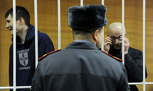 Кирилл Унчук и Руслан Хубаев (слева направо), один из обвиняемых по делу о беспорядках на Манежной площади в декабре 2010 года, в зале заседания Тверского суда.