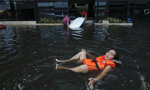 Местные жители и туристы продолжают покидать Бангкок. Многие компании перевели в Паттайю и Хуахин (материковый курорт в 140 км от Бангкока) свои офисы и сотрудников. Из-за этого местные гостиницы оказались переполнены, а в магазинах начался дефицит продуктов.