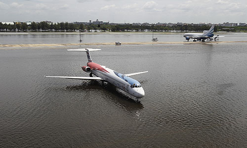 Местные жители и туристы продолжают покидать Бангкок. Многие компании перевели в Паттайю и Хуахин (материковый курорт в 140 км от Бангкока) свои офисы и сотрудников. Из-за этого местные гостиницы оказались переполнены, а в магазинах начался дефицит продуктов.