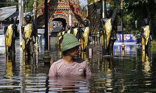 Местные жители и туристы продолжают покидать Бангкок. Многие компании перевели в Паттайю и Хуахин (материковый курорт в 140 км от Бангкока) свои офисы и сотрудников. Из-за этого местные гостиницы оказались переполнены, а в магазинах начался дефицит продуктов.