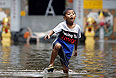Количество погибших в результате наводнений в Таиланде достигло 381 человека, сообщает в воскресенье местный центр по предотвращению и преодолению последствий катастроф. От наводнений пострадали жители 144 населенных пунктов в 26 провинциях.