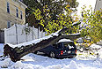 Высота снежного покрова в ряде мест достигает 80 см. Особенность снежной бури заключается в том, что снег падает на деревья, на которых еще висят листья. Под тяжестью снега, который собирают деревья, ветки ломаются и падают на линии электропередач, дороги, дома и автомобили.