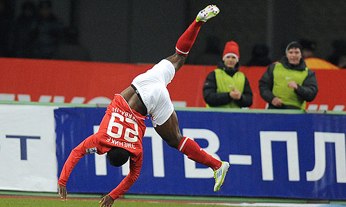 Игрок "Спартака" Эммануэль Эменике, забивший гол, в матче чемпионата России по футболу: "Спартак" (Москва) - "Локомотив" (Москва) - 3:0.