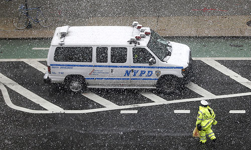 Телеканал CNN сообщил, что из-за редкого для этого времени года снегопада губернаторы штатов Нью-Джерси, Коннектикут, Массачусетс и Нью-Йорка объявили о введении чрезвычайного положения. Нарушено железнодорожное и авиасообщение. За минувшие сутки на восточном побережье США отменены сотни авиарейсов. Многие аэропорты были закрыты.