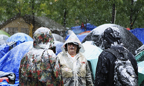 Телеканал CNN сообщил, что из-за редкого для этого времени года снегопада губернаторы штатов Нью-Джерси, Коннектикут, Массачусетс и Нью-Йорка объявили о введении чрезвычайного положения. Нарушено железнодорожное и авиасообщение. За минувшие сутки на восточном побережье США отменены сотни авиарейсов. Многие аэропорты были закрыты.