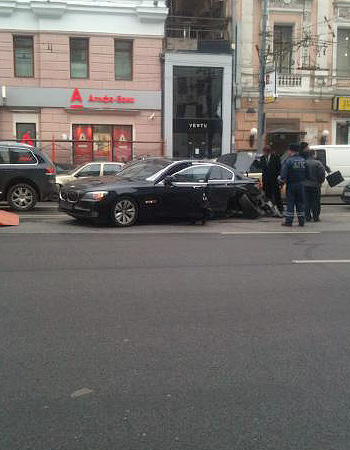 Автомобиль с "престижными" номерами попал в аварию в центре Москвы, передает корреспондент "Интерфакса". Около полудня автомобиль БМВ 7-й серии с номерами А…МР 97 столкнулся с "Ауди А6" напротив дома № 14 на Тверской улице. В результате ДТП никто не пострадал.