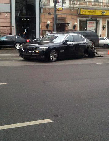 Автомобиль с "престижными" номерами попал в аварию в центре Москвы, передает корреспондент "Интерфакса". Около полудня автомобиль БМВ 7-й серии с номерами А…МР 97 столкнулся с "Ауди А6" напротив дома № 14 на Тверской улице. В результате ДТП никто не пострадал.