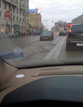 Автомобиль с "престижными" номерами попал в аварию в центре Москвы, передает корреспондент "Интерфакса". Около полудня автомобиль БМВ 7-й серии с номерами А…МР 97 столкнулся с "Ауди А6" напротив дома № 14 на Тверской улице. В результате ДТП никто не пострадал.