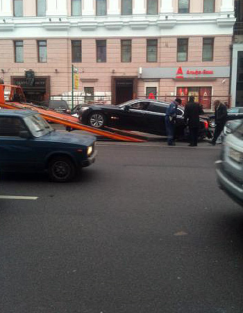 Автомобиль с "престижными" номерами попал в аварию в центре Москвы, передает корреспондент "Интерфакса". Около полудня автомобиль БМВ 7-й серии с номерами А…МР 97 столкнулся с "Ауди А6" напротив дома № 14 на Тверской улице. В результате ДТП никто не пострадал.