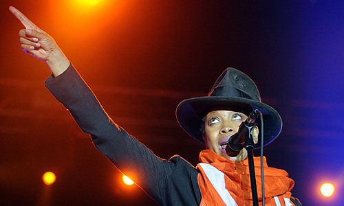 Американская певица Эрика Баду во время концерта в клубе Arena Moscow.