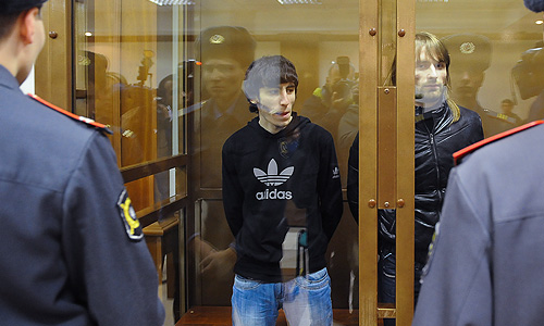 Ахмедпаши Айдаев и Бекхан Ибрагимов (слева направо), обвиняемые в убийстве болельщика "Спартака" Юрия Волкова, во время оглашения приговора в Мосгорсуде. А.Айдаев и Б.Ибрагимов приговорены к 17 и 6 годам лишения свободы соответственно.