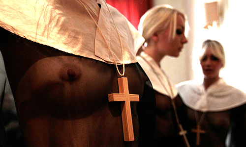 Девушки украинского движения FEMEN в воскресенье провели акцию против "женоненавистнической политики" церкви на площади святого Петра в Ватикане.

Как сообщается на сайте движения FEMEN, две участницы акции были задержаны еще на подходе к площади. Лидер движения Александра Шевченко пробралась в центр государства Ватикан на площадь святого Петра и устроила топлесс-акцию под балконом Папы Римского Бенедикта XVI.